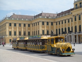 Die Schönbrunner Panoramabahn vor dem Schloß