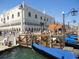 Sightseeing beim Dogenpalast in Venedig