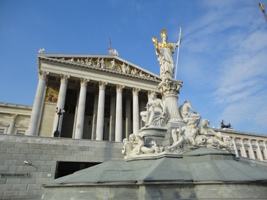 Sightseeing beim Parlament in Wien